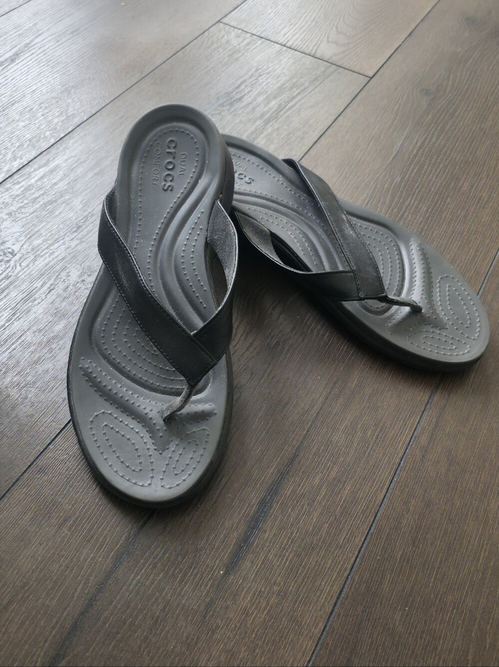 CROCS Gray Footbed with Black Cross-Strap Flip Flops Size 10